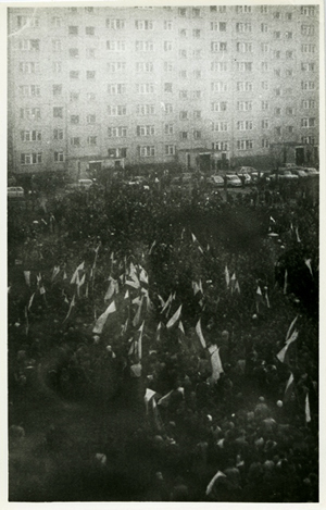 Street protests in Gdańsk-Zaspa,  near Lech Wałęsa's home, in the 1980s Photo taken by Jan Neubauer, the author's father