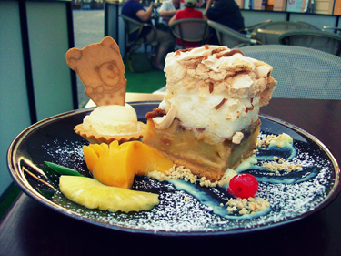 A tasty "szarlotka" dessert at Vanilla Café – always with a flair for aesthetics.